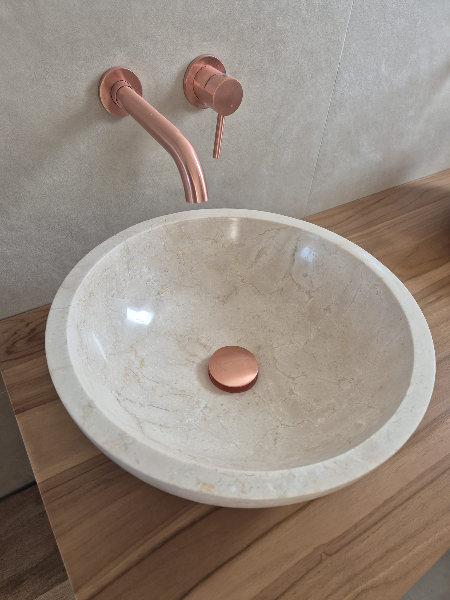 Marmeren wastafel met koperen kraan als premium detail